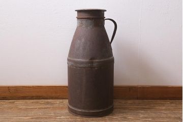 レトロ雑貨　昭和レトロ　錆びた風合いがおしゃれな古いミルク缶(牛乳缶、ディスプレイ)(R-040197)