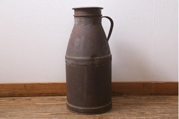 レトロ雑貨　昭和レトロ　錆びた風合いがおしゃれな古いミルク缶(牛乳缶、ディスプレイ)(R-040197)