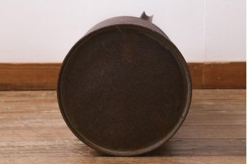 レトロ雑貨　昭和レトロ　錆びた風合いがおしゃれな古いミルク缶(牛乳缶、ディスプレイ)(R-040197)