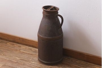 レトロ雑貨　昭和レトロ　錆びた風合いがおしゃれな古いミルク缶(牛乳缶、ディスプレイ)(R-040198)