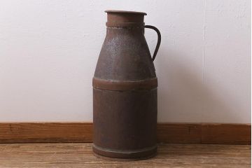 レトロ雑貨　昭和レトロ　錆びた風合いがおしゃれな古いミルク缶(牛乳缶、ディスプレイ)(R-040198)