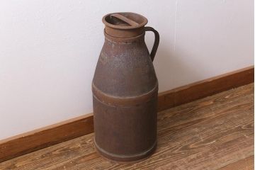 レトロ雑貨　昭和レトロ　錆びた風合いがおしゃれな古いミルク缶(牛乳缶、ディスプレイ)(R-040198)