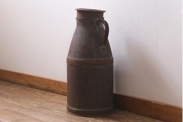 レトロ雑貨　昭和レトロ　錆びた風合いがおしゃれな古いミルク缶(牛乳缶、ディスプレイ)(R-040198)
