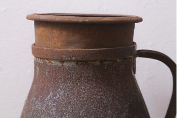 レトロ雑貨　昭和レトロ　錆びた風合いがおしゃれな古いミルク缶(牛乳缶、ディスプレイ)(R-040198)