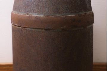 レトロ雑貨　昭和レトロ　錆びた風合いがおしゃれな古いミルク缶(牛乳缶、ディスプレイ)(R-040198)