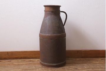 レトロ雑貨　昭和レトロ　錆びた風合いがおしゃれな古いミルク缶(牛乳缶、ディスプレイ)(R-040198)