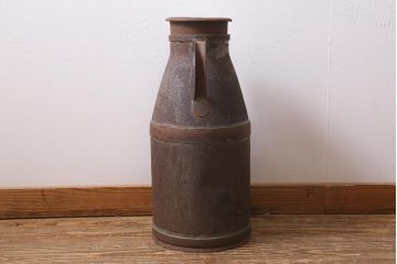レトロ雑貨　昭和レトロ　錆びた風合いがおしゃれな古いミルク缶(牛乳缶、ディスプレイ)(R-040198)