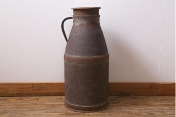 レトロ雑貨　昭和レトロ　錆びた風合いがおしゃれな古いミルク缶(牛乳缶、ディスプレイ)(R-040198)
