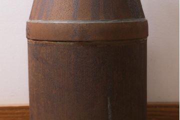 レトロ雑貨　昭和レトロ　錆びた風合いがおしゃれな古いミルク缶(牛乳缶、ディスプレイ)(R-040199)