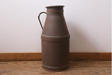 レトロ雑貨　昭和レトロ　錆びた風合いがおしゃれな古いミルク缶(牛乳缶、ディスプレイ)(R-040199)