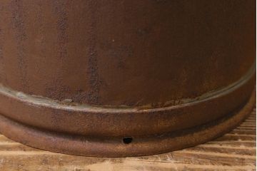 レトロ雑貨　昭和レトロ　錆びた風合いがおしゃれな古いミルク缶(牛乳缶、ディスプレイ)(R-040199)