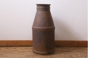 レトロ雑貨　昭和レトロ　錆びた風合いがおしゃれな古いミルク缶(牛乳缶、ディスプレイ)(R-040199)