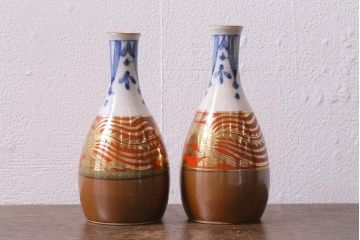 アンティーク雑貨　明治期　波千鳥　九谷焼　金彩赤絵徳利2点セット 袴付(酒器、とっくり)(R-040202)