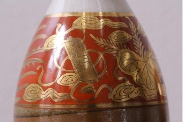 アンティーク雑貨　明治期　波千鳥　九谷焼　金彩赤絵徳利2点セット 袴付(酒器、とっくり)(R-040202)