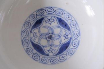 アンティーク雑貨　江戸期　大明成化年製　古伊万里　赤絵南蛮図染付　蓋茶碗(和食器)(R-040204)