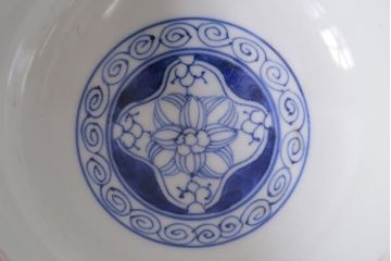 アンティーク雑貨　江戸期　大明成化年製　古伊万里　赤絵南蛮図染付　蓋茶碗(和食器)(R-040205)