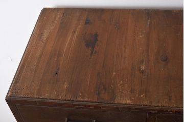 レトロ家具　前面ナラ材　大小様々な引出しが備わった味わいたっぷりの木製チェスト(R-040220)