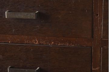 レトロ家具　前面ナラ材　大小様々な引出しが備わった味わいたっぷりの木製チェスト(R-040220)