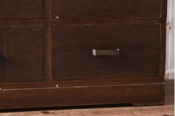 レトロ家具　前面ナラ材　大小様々な引出しが備わった味わいたっぷりの木製チェスト(R-040220)