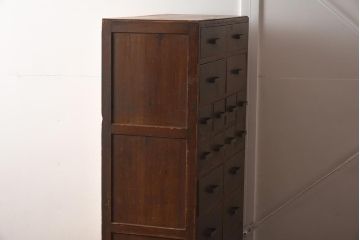 レトロ家具　前面ナラ材　大小様々な引出しが備わった味わいたっぷりの木製チェスト(R-040220)