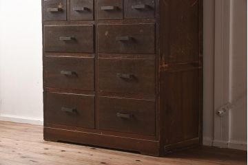 レトロ家具　前面ナラ材　大小様々な引出しが備わった味わいたっぷりの木製チェスト(R-040220)