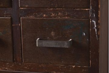 レトロ家具　前面ナラ材　大小様々な引出しが備わった味わいたっぷりの木製チェスト(R-040220)