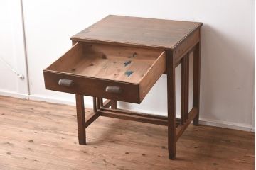 レトロ家具　和製アンティーク　昭和初期　3本線がアクセントになったレトロな平机(デスク、ワークデスク、在宅ワーク、在宅用)(R-040221)