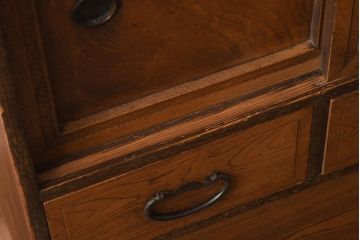 アンティーク家具　前面欅(ケヤキ)材　和の味わいが楽しめる茶箪笥(戸棚、収納棚)(R-040225)