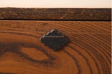 アンティーク家具　前面欅(ケヤキ)材　和の味わいが楽しめる茶箪笥(戸棚、収納棚)(R-040225)
