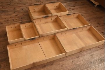 アンティーク家具　明治期　ヒノキ材　角丸の金具が目を引く小箪笥(整理箪笥、和タンス、チェスト)(R-040226)