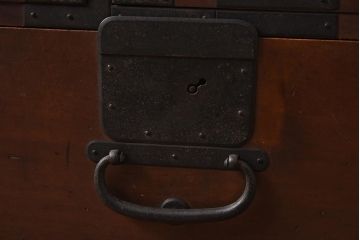 アンティーク家具　明治期　ヒノキ材　角丸の金具が目を引く小箪笥(整理箪笥、和タンス、チェスト)(R-040226)