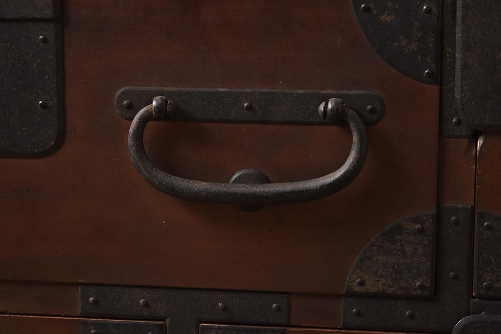 アンティーク家具　明治期　ヒノキ材　角丸の金具が目を引く小箪笥(整理箪笥、和タンス、チェスト)(R-040226)