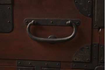 アンティーク家具　明治期　ヒノキ材　角丸の金具が目を引く小箪笥(整理箪笥、和タンス、チェスト)(R-040226)