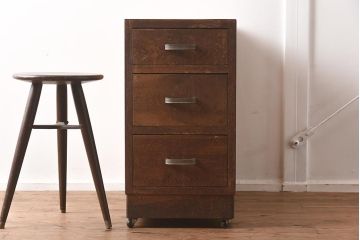 レトロ家具　昭和中期　ナラ材　味わい深いキャスター付きサイドチェスト(脇机、袖机、引き出し、ドロアー)(R-040233)