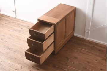 レトロ家具　昭和中期　ナラ材　味わい深いキャスター付きサイドチェスト(脇机、袖机、引き出し、ドロアー)(R-040233)