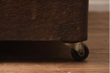 レトロ家具　昭和中期　ナラ材　味わい深いキャスター付きサイドチェスト(脇机、袖机、引き出し、ドロアー)(R-040233)