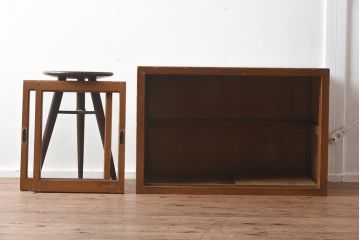 和製アンティーク　昭和レトロ　使いこまれた木の質感が魅力の小さなガラス戸棚(収納棚、飾り棚、本棚)(R-040234)