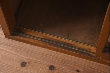 和製アンティーク　昭和レトロ　使いこまれた木の質感が魅力の小さなガラス戸棚(収納棚、飾り棚、本棚)(R-040234)