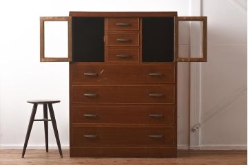 レトロ家具　観音開きの扉が付いた昭和中期の衣装タンス(チェスト、引き出し)(R-040236)