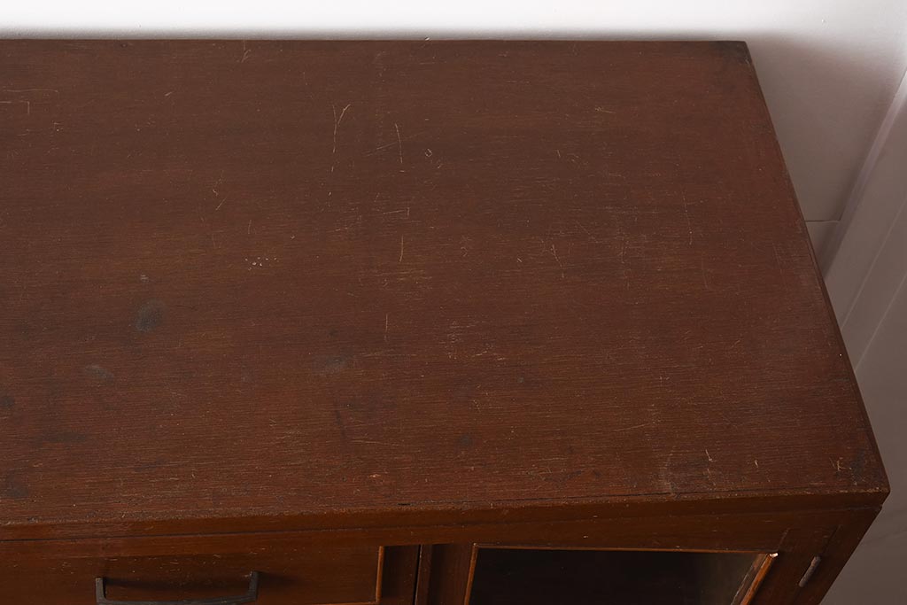 レトロ家具　観音開きの扉が付いた昭和中期の衣装タンス(チェスト、引き出し)(R-040236)