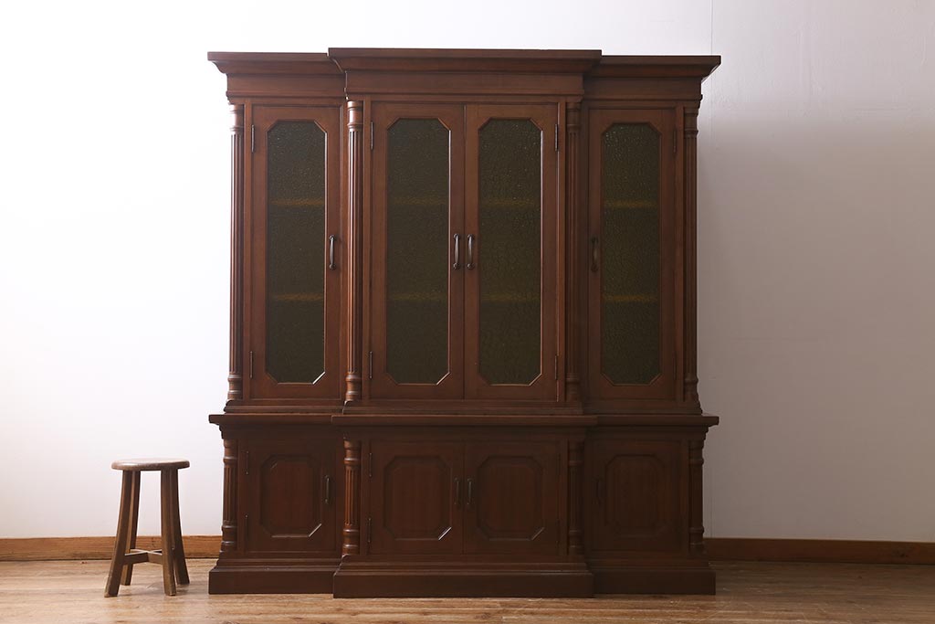 ヴィンテージ家具 フランスビンテージ マホガニー材 色付きガラス エレガントな佇まいが魅力のカップボード(食器棚、キャビネット、収納棚、戸棚)(R-040238)