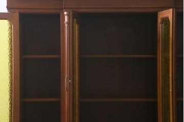 ヴィンテージ家具 フランスビンテージ マホガニー材 色付きガラス エレガントな佇まいが魅力のカップボード(食器棚、キャビネット、収納棚、戸棚)(R-040238)