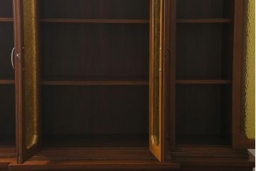 ヴィンテージ家具 フランスビンテージ マホガニー材 色付きガラス エレガントな佇まいが魅力のカップボード(食器棚、キャビネット、収納棚、戸棚)(R-040238)