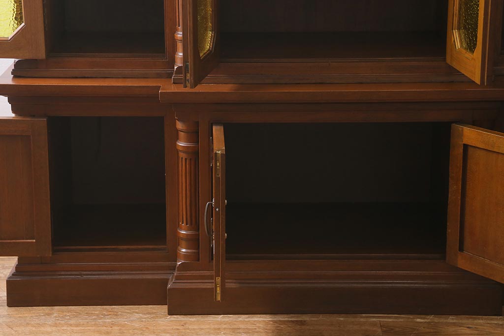 ヴィンテージ家具 フランスビンテージ マホガニー材 色付きガラス エレガントな佇まいが魅力のカップボード(食器棚、キャビネット、収納棚、戸棚)(R-040238)