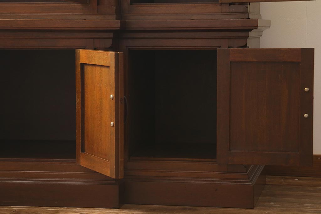 ヴィンテージ家具 フランスビンテージ マホガニー材 色付きガラス エレガントな佇まいが魅力のカップボード(食器棚、キャビネット、収納棚、戸棚)(R-040238)