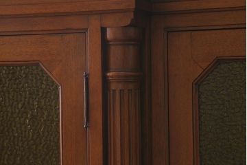 ヴィンテージ家具 フランスビンテージ マホガニー材 色付きガラス エレガントな佇まいが魅力のカップボード(食器棚、キャビネット、収納棚、戸棚)(R-040238)