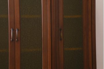 ヴィンテージ家具 フランスビンテージ マホガニー材 色付きガラス エレガントな佇まいが魅力のカップボード(食器棚、キャビネット、収納棚、戸棚)(R-040238)