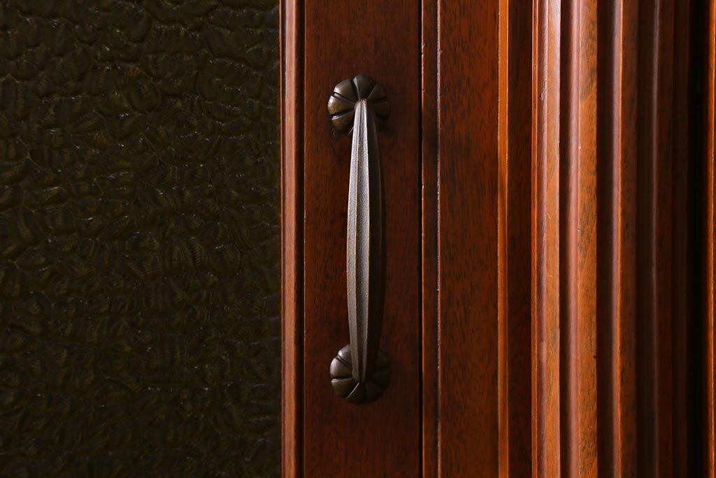 ヴィンテージ家具 フランスビンテージ マホガニー材 色付きガラス エレガントな佇まいが魅力のカップボード(食器棚、キャビネット、収納棚、戸棚)(R-040238)