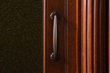 ヴィンテージ家具 フランスビンテージ マホガニー材 色付きガラス エレガントな佇まいが魅力のカップボード(食器棚、キャビネット、収納棚、戸棚)(R-040238)