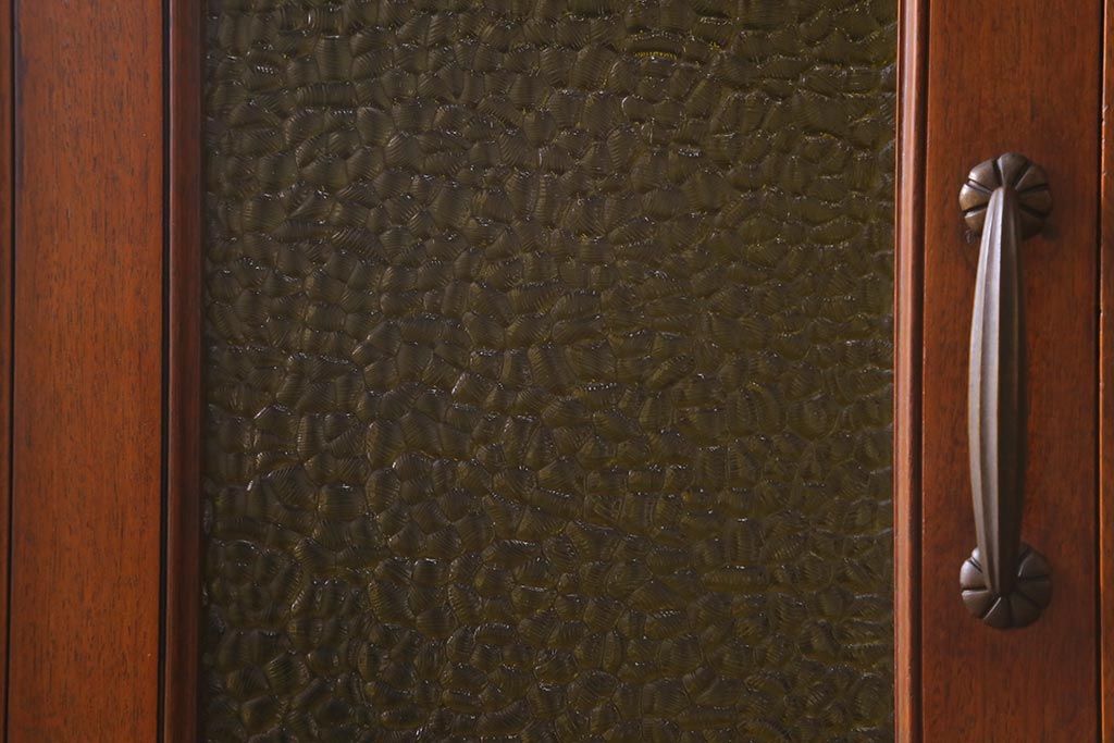 ヴィンテージ家具 フランスビンテージ マホガニー材 色付きガラス エレガントな佇まいが魅力のカップボード(食器棚、キャビネット、収納棚、戸棚)(R-040238)